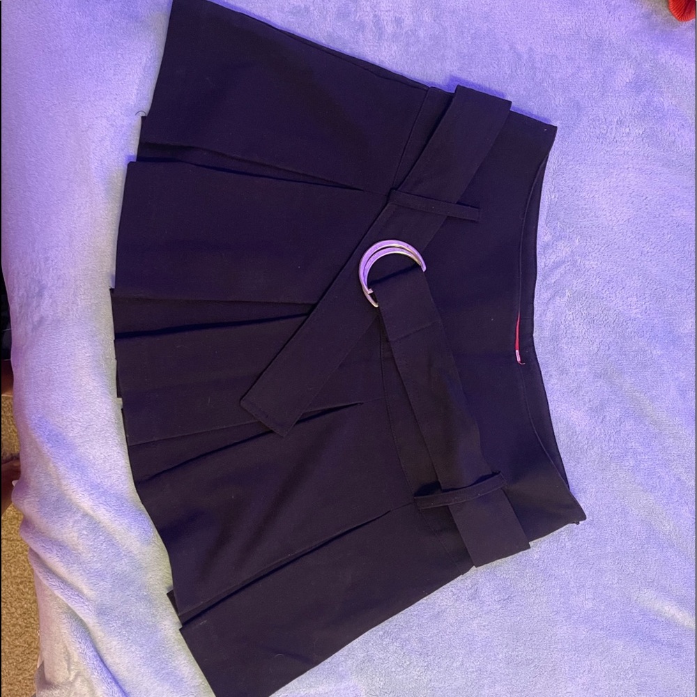 pleated buckle skirt